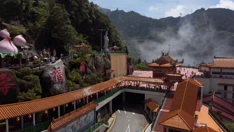 Luftaufnahme-Des-Lebhaften-Tempels-Chin-Swee-Caves-Im-Genting-Highlands,-Malaysia