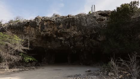 Höhlen-Mit-Alten-Inschriften-Von-Indianern,-Die-Auf-Bonaire-Lebten