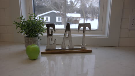 An-eat-sign-on-a-kitchen-counter