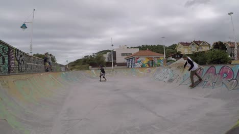 Zwei-Skateboarder-Im-Somo-Beach-Skateboard-Park