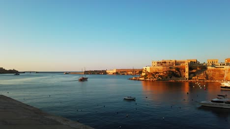 Video-Aus-Malta,-Gebiet-Kalkara,-Stadtbild-Bei-Sonnenuntergang