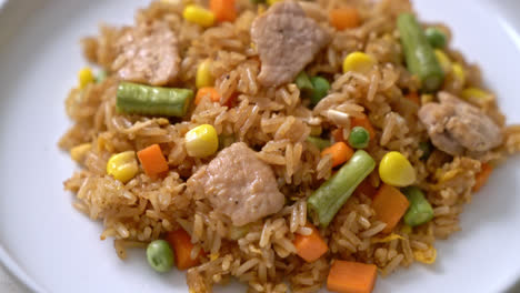 Gebratener-Reis-Mit-Schweinefleisch-Und-Gemüse