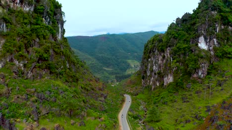 Una-Carretera-Muy-Transitada-Atraviesa-Dos-Montañas-En-El-Norte-De-Vietnam-Como