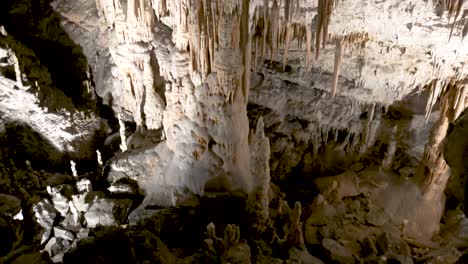 Postojna-Höhlen-Innenschwenk-über-Stalagmiten-Stalaktiten