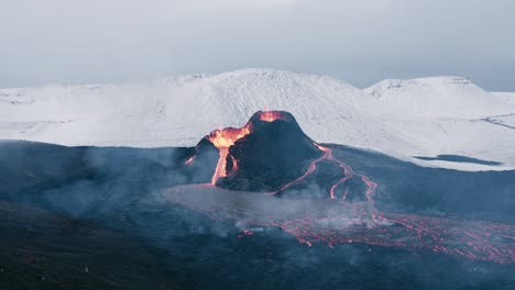Giftiges-Gas-Steigt-Aus-Einem-Lavafeld-Am-Aktiven-Vulkan-Fagradalsfjall-In-Island-Auf