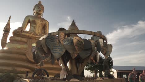 Wahrzeichen-Und-Aussichtspunkt-Goldene-Buddhastatue-Mit-Schlangen-Am-Großen-Buddhamonument-In-Phuket,-Thailand----Blauer-Himmel-Und-Vogel,-Der-Den-Schwenk-überquert----Stabilisierte-Full-hd-weitwinkelaufnahme