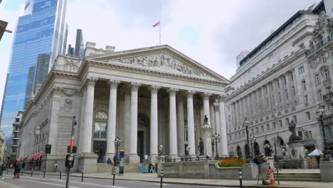 Wide-shot-of-Bank-of-England's-building's-exterior,-in-the-City-of-London