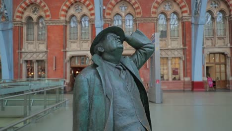 John-Betjeman-statue-looking-towards-St-Pancras-railway-station-ceiling---close-up-SLOMO-60fps
