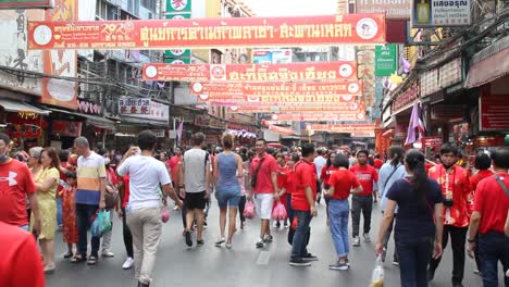 Eine-Große-Menge-Von-Thailändern-Feiert-Das-Chinesische-Neujahr
