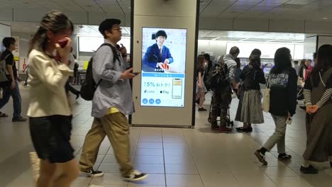 People-at-a-Japanese-train-station-walking-past-getting-to-where-they-need-to-go