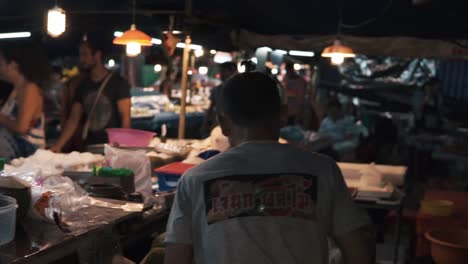 Obstverkäufer,-Der-Kokos-Zum-Verkauf-Aufschneidet,-Straßenessen-In-Thailand