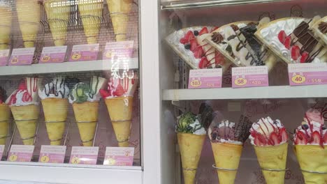 The-crepe-and-dessert-displays-at-Harajuku