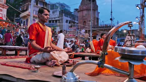 Yogi-Meditiert-Vor-Beginn-Von-Ganga-Aarti-In-Varanasi,-Indien