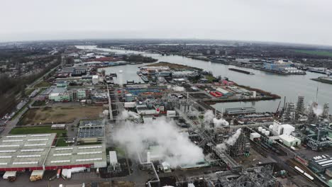 Luftaufnahme-Der-Chemiefabrik-Dordrecht-Dupont-Neben-Dem-Fluss-Merwede