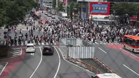 Hundreds-of-people-crossing-the-road-at-the-famous-scramble-crossing-at-Shinjuku