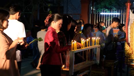 Crowd-Of-Worshipers-Light-Candles-At-Makha-Bucha-Day-In-Bangkok