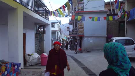 Lugareños-Caminando-En-La-Calle-De-Kaza-En-El-Distrito-De-Spiti,-Himachal-Pradesh,-India