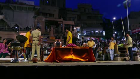 Preparativos-Para-Grand-Ganga-Aarti-En-Varanasi,-Uttar-Pradesh