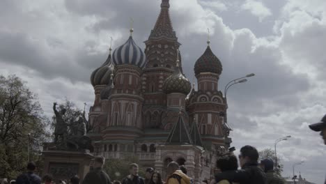 Crowd-of-tourists-in-front-of-Orthodox-Saint-Basil's-Cathedral,-Moscow,-Russia