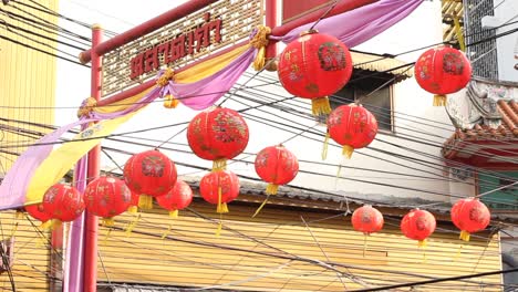 Rote-Asiatische-Laternen,-Die-Zum-Chinesischen-Neujahr-über-Einer-Stadtstraße-Hängen