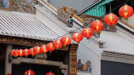 Dekorative-Rote-Laternen,-Die-Für-Das-Chinesische-Neujahr-über-Der-Stadtstraße-Hängen