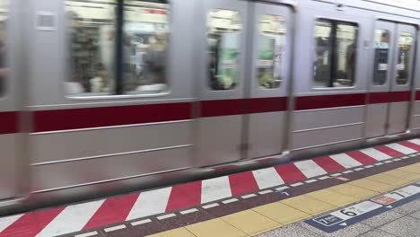 Un-Tren-Local-Que-Llega-A-La-Estación-De-Metro-A-Tiempo-En-Japón