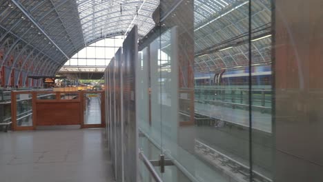 Tren-Eurostar-En-La-Estación-De-Tren-De-St-Pancras,-Londres---Gire-A-La-Estatua-De-John-Betjeman-Sean-Al-Menos-5-Palabras