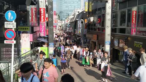Die-Riesige-Menschenmenge,-Die-Um-Den-Harajuku-Walk-Herumhängt