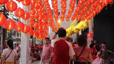 Dekorative-Rote-Laternen-Mit-Touristen,-Die-Das-Chinesische-Neujahr-Genießen