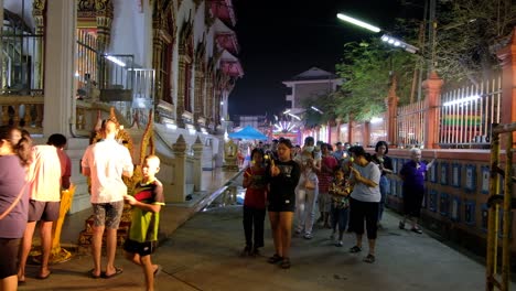 Menge-Von-Gläubigen,-Die-Am-Makha-Bucha-Tag-Durch-Die-Straßen-Von-Bangkok-Gehen