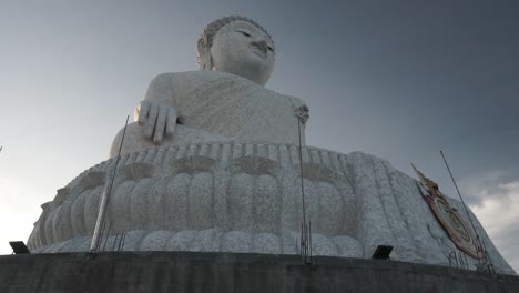 Bewegung----Wahrzeichen-Und-Aussichtspunkt-Big-Buddha-Phuket,-Thailand----Diashow-Von-Der-Seite----Vogelkreuzung-Blauer-Himmel----Stabilisierte-Full-hd-weitwinkelaufnahme