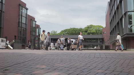 Gente-Entrando-Y-Saliendo-Del-Museo-De-Arte-Metropolitano-De-Tokio