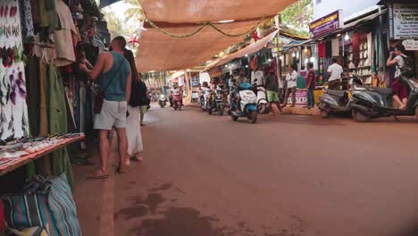 Hd---Farbgradierter-Zeitraffer-Eines-Straßenseiten-hippiemarktes-In-Goa,-Indien