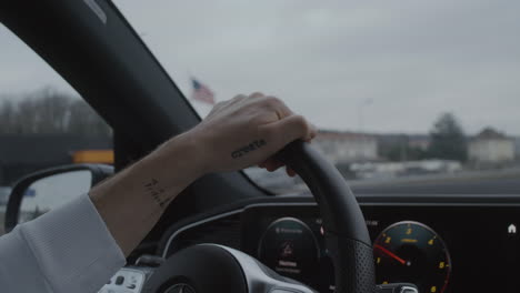 Mercedes-Benz-Cockpit,-Fahrerhand-Und-Lenkrad-Während-Der-Fahrt-Hautnah