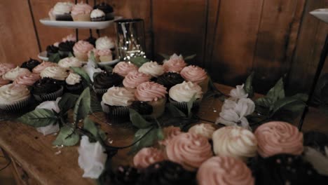 Beautiful-lay-of-cupcakes-set-out-for-a-wedding-at-a-rustic-lodge-wedding-reception-venue-at-Strathmere-resort-in-Ottawa