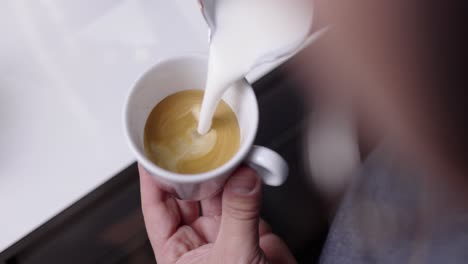 Barista-Macht-Aus-Italienischem-Espresso-Die-Perfekte-Cappuccino-Latte-Art