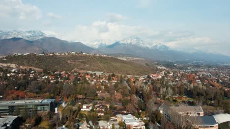 Luftaufnahme-Des-Apoquindo-hügels-Und-Der-Wohnsiedlung-Am-Fuße-Des-Las-Condes-In-Santiago-De-Chile