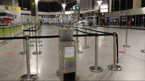 Leere-Warteschlangen-Im-Ankunftsbereich-Des-Flughafens-Malaga-In-Malaga,-Spanien---Keine-Passagiere-Wegen-Einer-Coronavirus-pandemie---Tragbarer-Wasserhahn-Zur-Desinfektion-Der-Hände---Statischer-Schuss