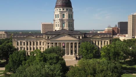 Kansas-state-capitol-building-in-Topeka,-Kansas-with-close-up-drone-video-moving-up