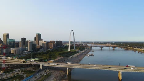 Saint-Louis-City-in-Missouri,-Establishing-Aerial-View-of-The-Gateway-Arch-Landmark