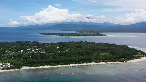 Amplia-Antena-De-Gili-Meno-Y-Aire-Con-La-Isla-De-Lombok-En-Segundo-Plano-En-Un-Día-Soleado-Tropical