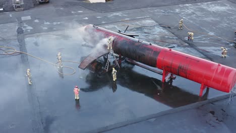 Rauch-Tritt-Aus-Dummy-Flugzeugen-Während-Des-Feuerwehrübungstrainings-Auf-Dem-Flughafen-Aus