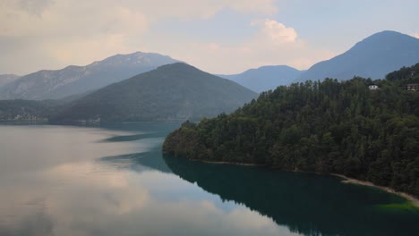 Impresionante-Vista-De-Un-Desbordante-Lago-Turquesa-Y-Cristalino-Ledro-En-Trentino,-Norte-De-Italia
