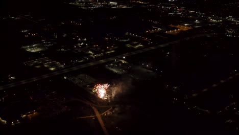 Luftaufnahme-Von-Feuerwerk-Mit-Lichtern-Der-Stadt-Im-Hintergrund