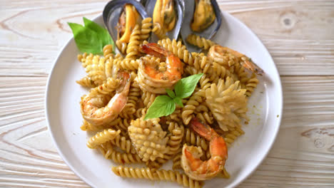 stir-fried-spiral-pasta-with-seafood-and-basil-sauce---fusion-food-style