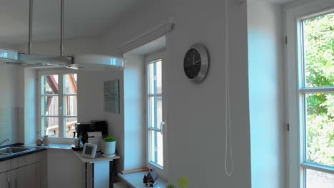 Drohne-Fliegt-Langsam-In-Den-Küchenraum-Der-Wohnungsimmobilie