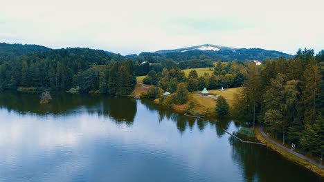 Luftaufnahme-Schönes-Panorama-Von-Seewaldfeldern-Und-Bergen