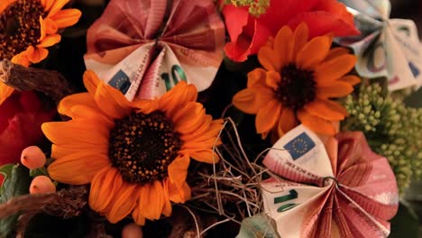 Interessanter-Blumenstrauß-Bestehend-Aus-Blumen-Und-Banknoten,-Geld-Euro-Hochzeitsgeschenk