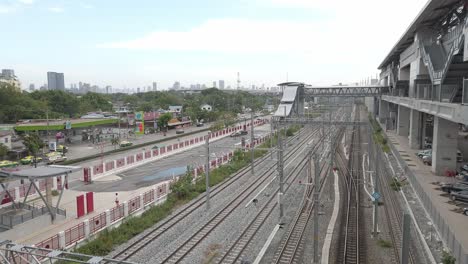 Der-Neu-Gebaute-Bahnhof-Und-Das-Schienensystem-Unterstützen-Die-Reise-Von-Mehr-Menschen-In-Bangkok