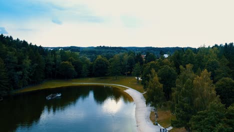 Luftaufnahme-Schönes-Panorama-Eines-Sees,-Umgeben-Von-Bäumen-Wald
